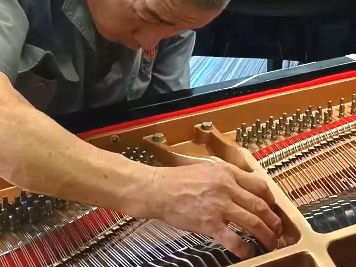 28年老厂贴心话：钢琴用了这么久，里面也得“大扫除”？老师傅教你几招！