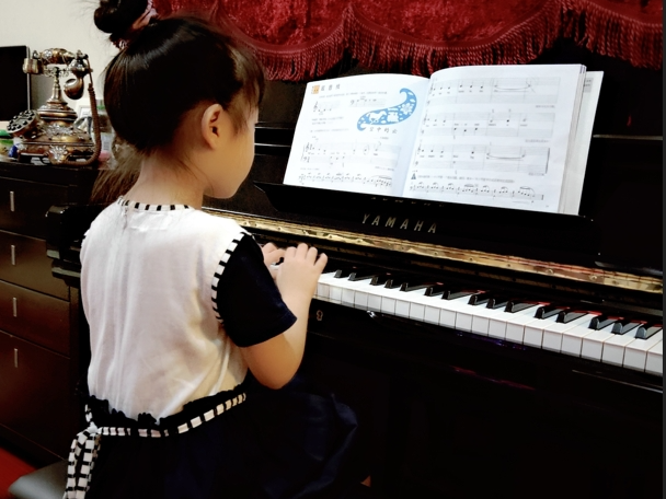 🎹新手琴童必看！钢琴手感轻重怎么选？