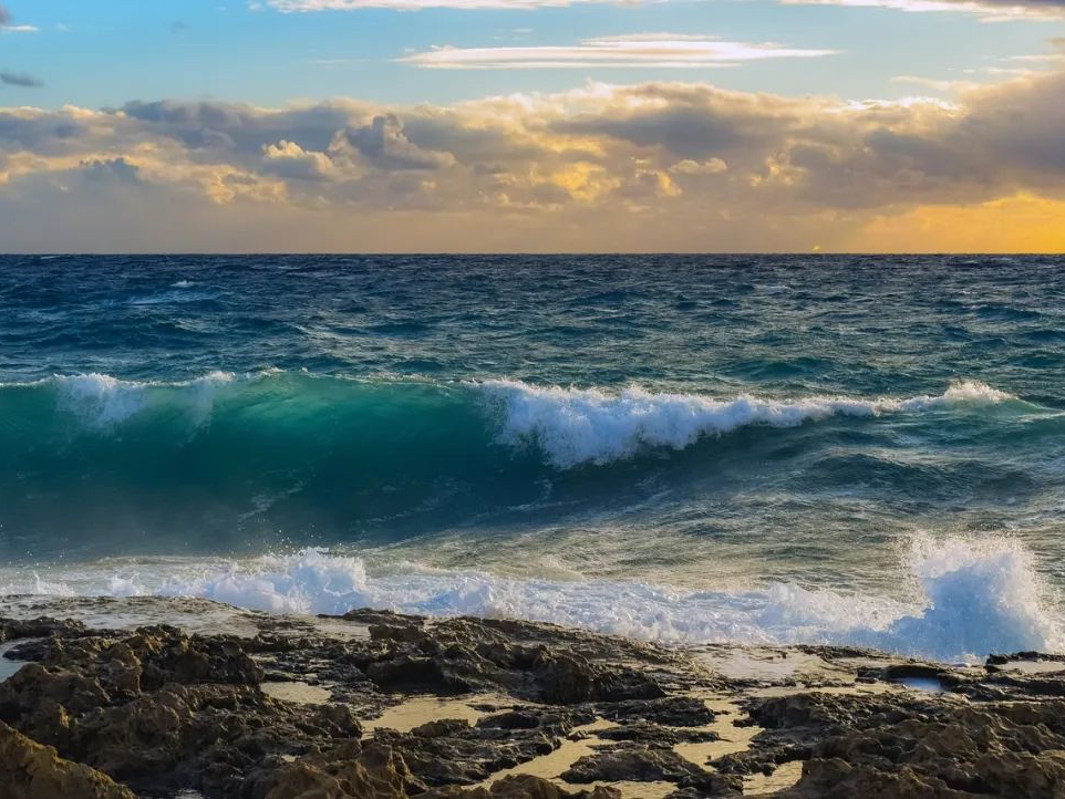 当指尖唤醒大海：《叹息》中的沉浸与辽阔